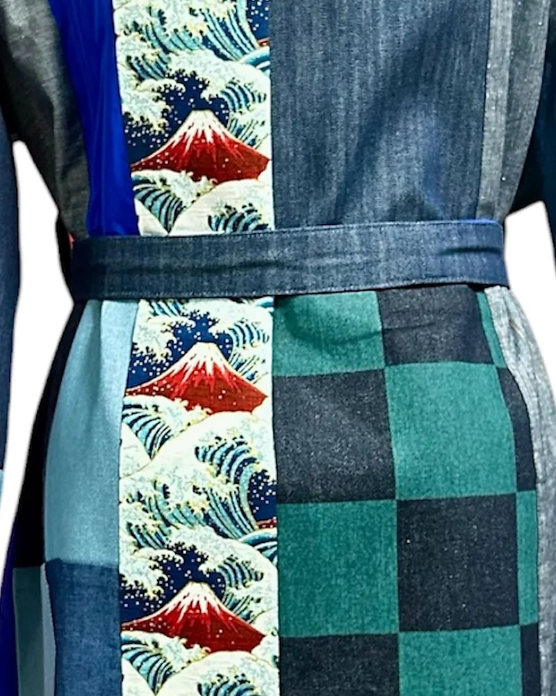 Detalle del tejido: Denims de distintos gramajes y lavados, unidos en patchwork. Apliques de tejido japonés en el cuello y la espalda.