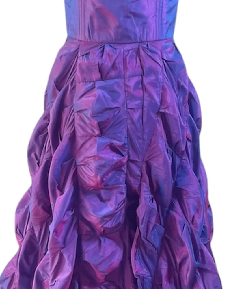 Detalle del tejido: Tafetán reciclado morado.