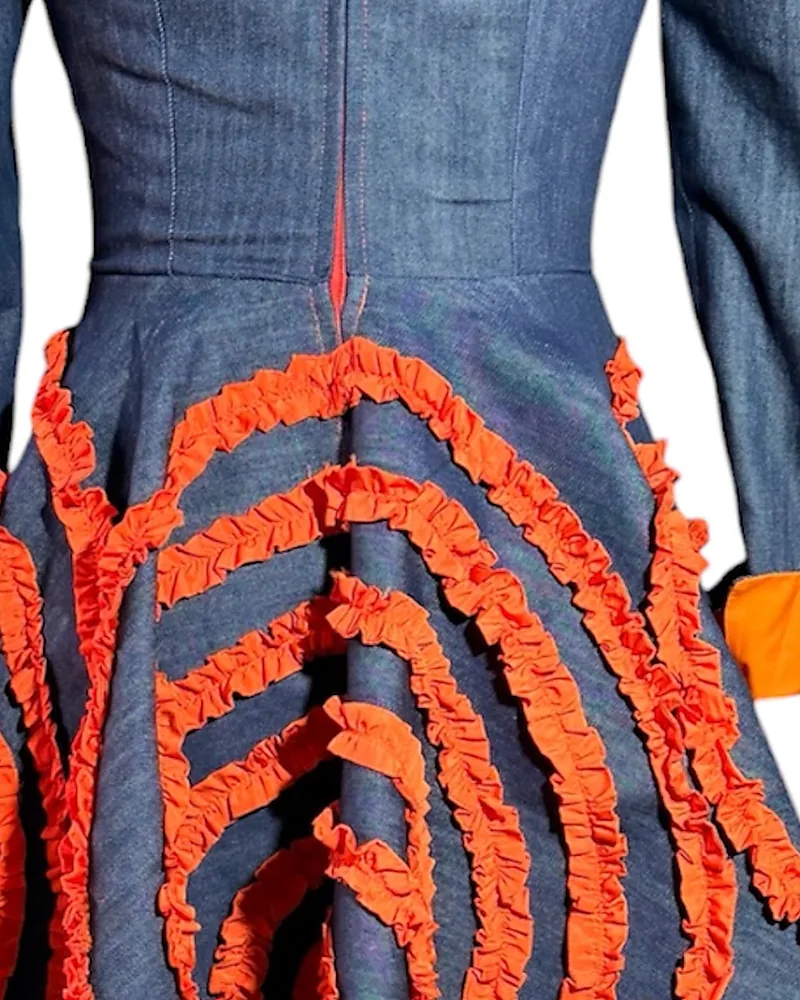 Detalle del tejido: Denim de alta densidad. Círculos texturizados en tafetán reciclado naranja.