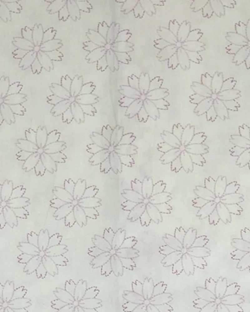 Detalle del tejido: Algodón blanco con estampado de sakura.