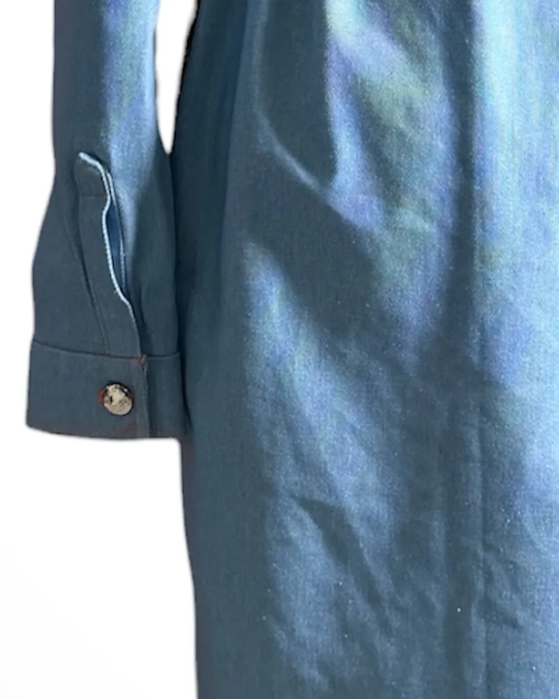 Detalle del tejido: Denim estructurado con parches de tafetán reciclado naranja.