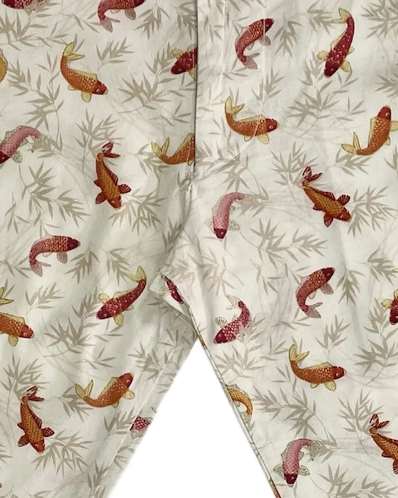 Detalle del tejido: Algodón con estampado de peces koi.