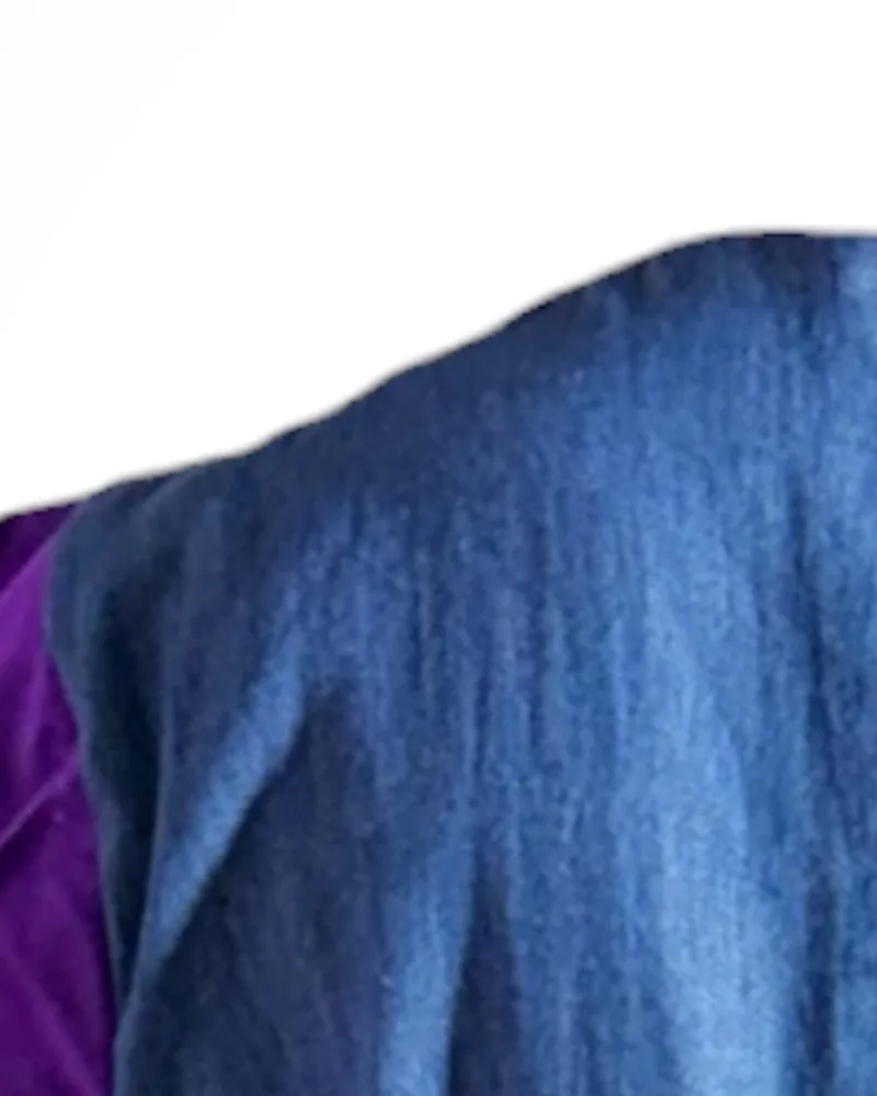 Detalle del tejido: Denim de gran resistencia. Pliegues en tafetán reciclado lila.