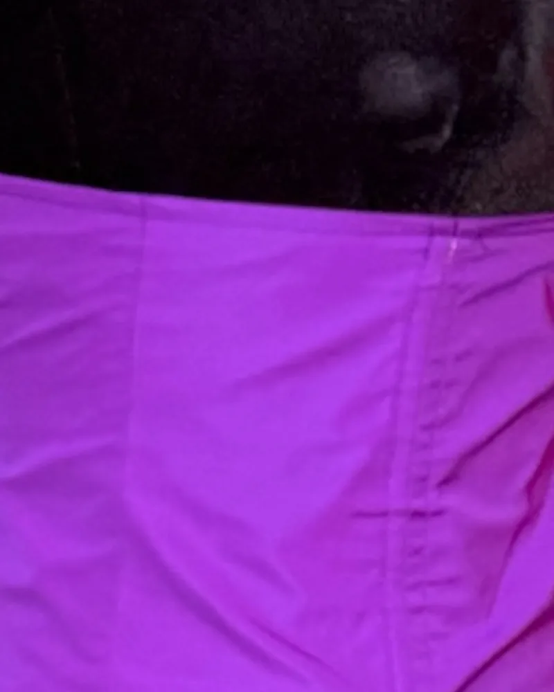 Detalle del tejido: Tafetán reciclado morado.