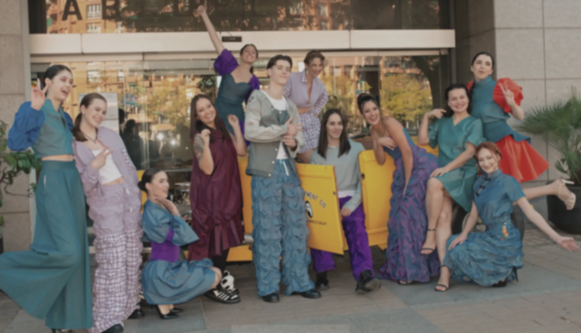 Grupo de modelos con la colección Raíces y Cicatrices tras la pasarela de MOMAD