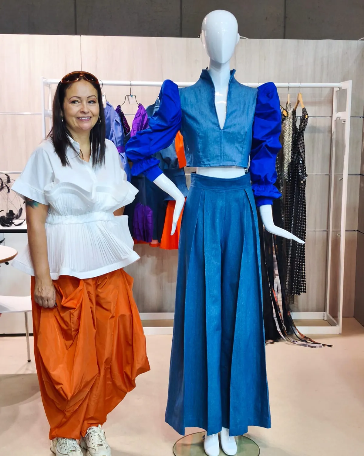 Nohora Ortiz en su taller de Barcelona, junto a un maniquí con una de sus piezas de denim