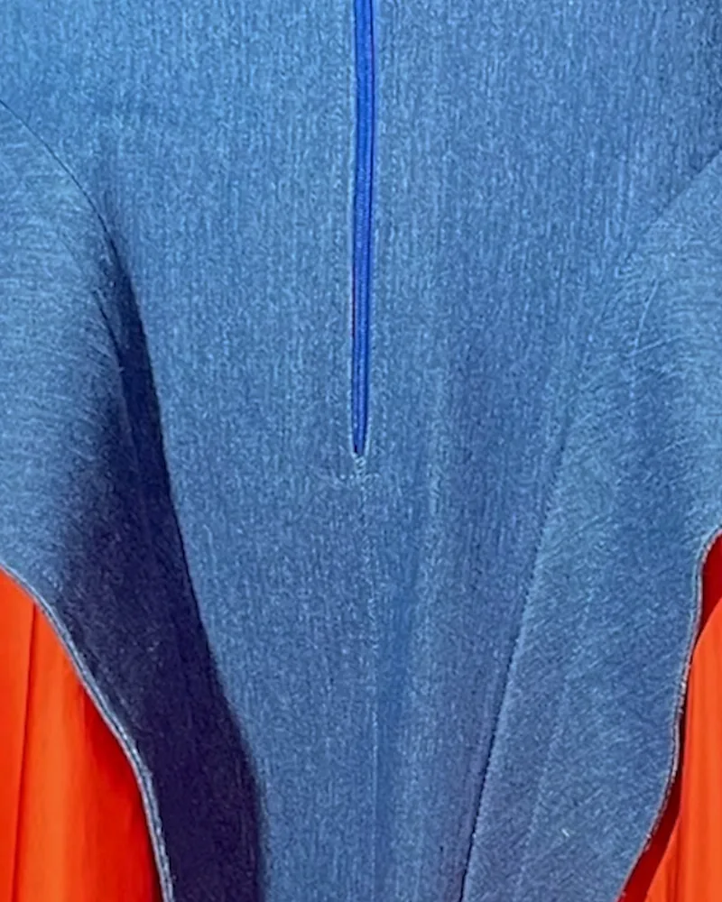 Detalle del tejido: Denim sostenible. Volumen lateral en tafetán reciclado naranja.