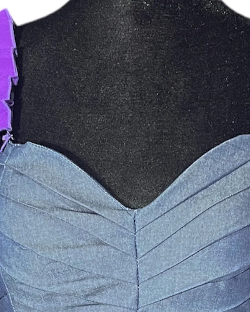 Detalle del tejido: Denim sostenible. Mangas en tafetán morado.