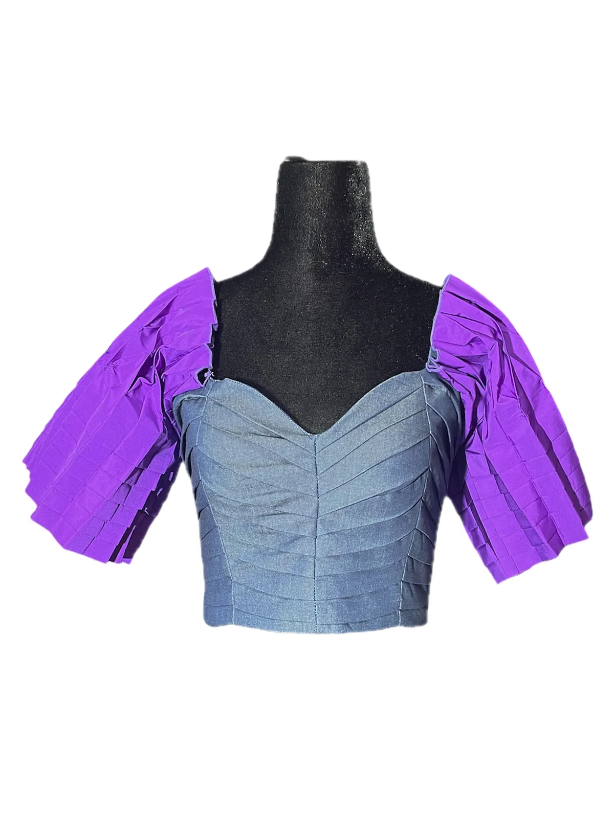 Top plisado, Denim y mangas de tafetán morado