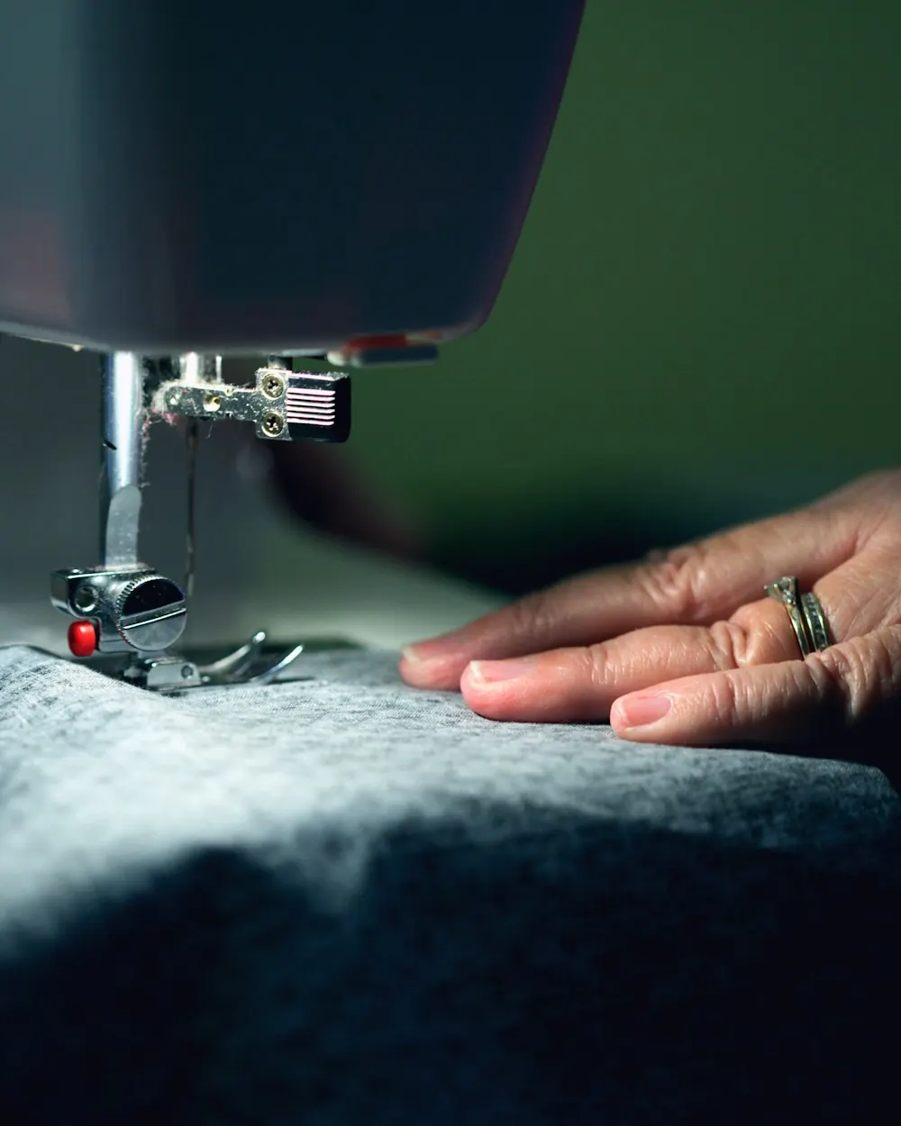 Máquina de coser del taller con una pieza a medio montar