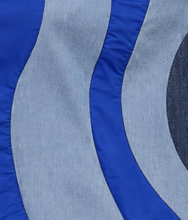 Detalle del tejido: Denim de distintos tonos y tafetán azul 